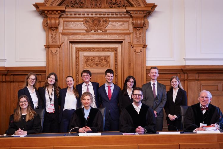 Das Team der Universität Heidelberg mit Richterinnen und Richtern im Großen Saal des BVerwG. Foto: Aileen Schindler.
