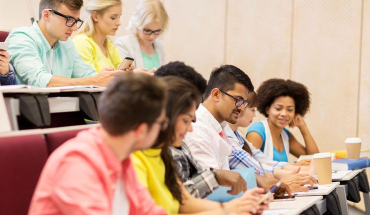 Studierende in einem Hörsaal.