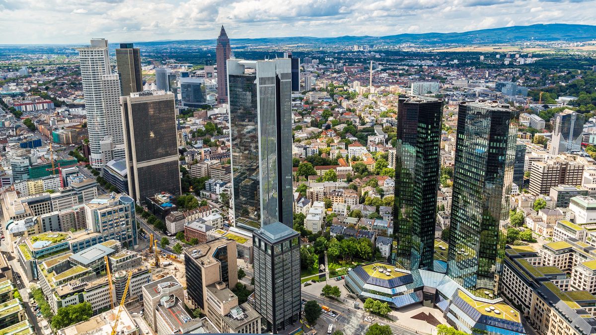 zur Vergrößerungsansicht des Bildes: Hochhäuser in Frankfurt am Main; Foto: Colourbox