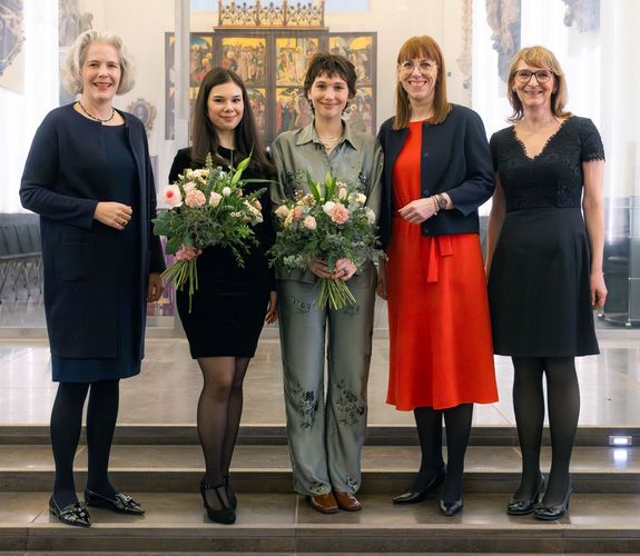 Absolvent:innenfeier Februar 2024, v.l.n.r.: Rektorin Prof. Dr. Obergfell, Lea Abeysinghe, Jana Spielmann, Justizministerin Katja Meier und Dekanin Prof. Dr. Beckemper. Foto: Swen Reichhold