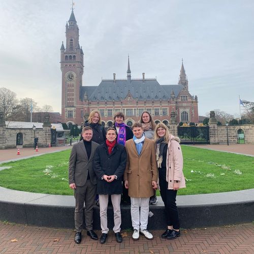 Das Jessup-Team vor dem Friedenspalast, Sitz des Internationalen Gerichtshofes. V.l.n.r. Adrian Schildheuer, Inga Binder, Nils Seidel, Franka Wild, Balthasar Schöniger, Julia Kühne, Hanna Kögler. Foto: Caspar van de Week.