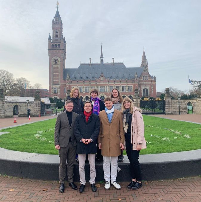 zur Vergrößerungsansicht des Bildes: Das Jessup-Team vor dem Friedenspalast, Sitz des Internationalen Gerichtshofes. V.l.n.r. Adrian Schildheuer, Inga Binder, Nils Seidel, Franka Wild, Balthasar Schöniger, Julia Kühne, Hanna Kögler. Foto: Caspar van de Week. Vor dem Friedenspalast, Sitz des Internationalen Gerichtshofes. V.l.n.r. Adrian Schildheuer, Inga Binder, Nils Seidel, Franka Wild, Balthasar Schöniger, Julia Kühne, Hanna Kögler. Foto: Caspar van de Week.