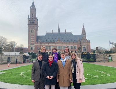 Das Jessup-Team vor dem Friedenspalast, Sitz des Internationalen Gerichtshofes. V.l.n.r. Adrian Schildheuer, Inga Binder, Nils Seidel, Franka Wild, Balthasar Schöniger, Julia Kühne, Hanna Kögler. Foto: Caspar van de Week.