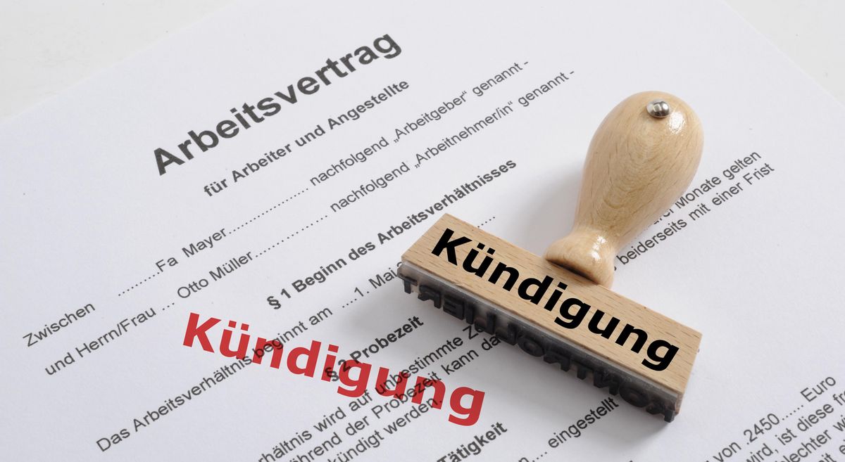 zur Vergrößerungsansicht des Bildes: Arbeitsvertrag mit Kündigungsstempel, Foto: Colourbox