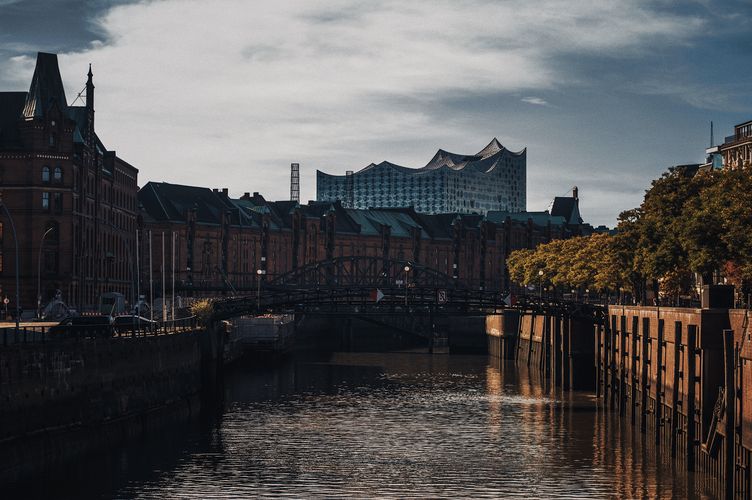 Froschperspektive auf die Elbphilharmonie in Hamburg.