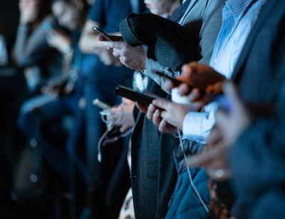 Nahaufnahme zahlreicher Menschen mit Smartphones in den Händen
