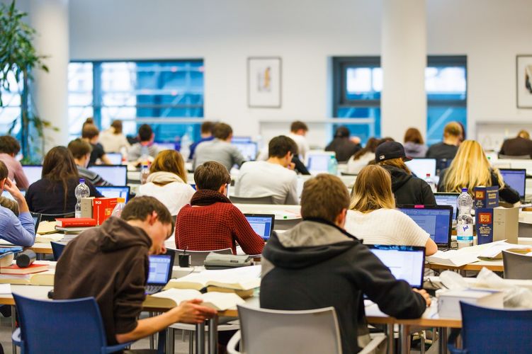 Studierende sitzen an Sitzplätzen in der Bibliothek, Foto: Christian Hüller