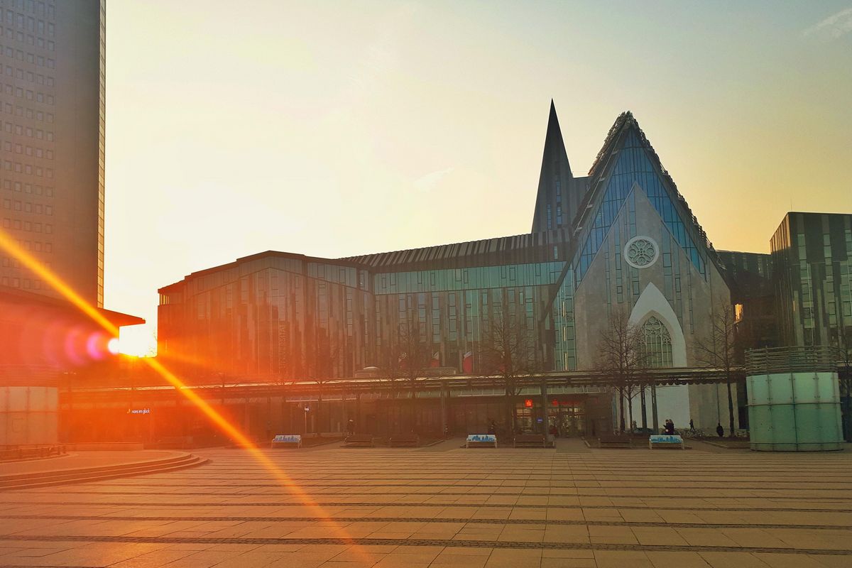 zur Vergrößerungsansicht des Bildes: Campus im Sonnenuntergang