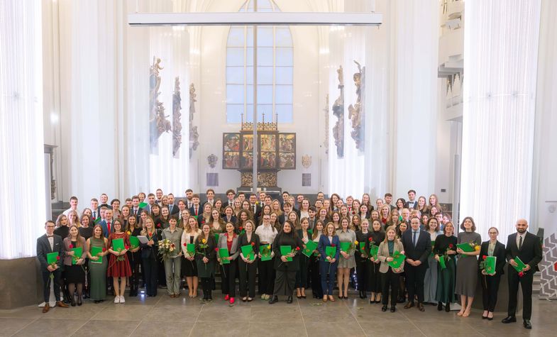 Gemeinsames Abschlussfoto der Absolventinnen und Absolventen. Foto: Swen Reichhold.