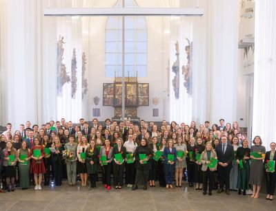 Gemeinsames Abschlussfoto der Absolventinnen und Absolventen. Foto: Swen Reichhold.