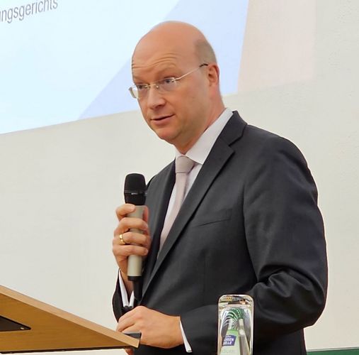 Prof. Dr. Arnd Uhle, Initiator der Reihe "75 Jahre Grundgesetz – Wegmarken und Herausforderungen der Verfassungsgeltung", eröffnete die Veranstaltung. Foto: Maria Garz.