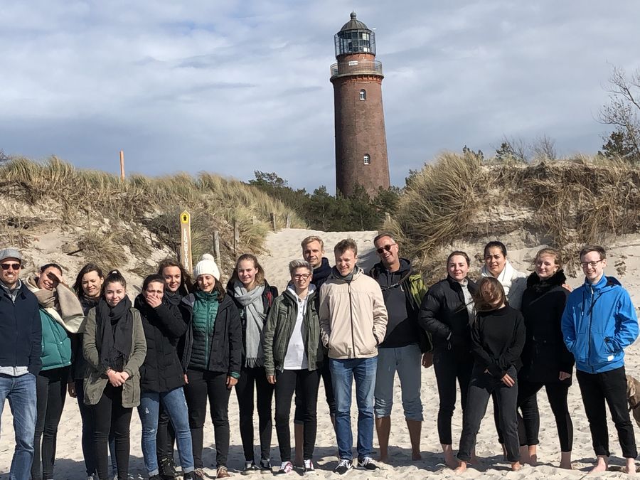 zur Vergrößerungsansicht des Bildes: Gruppenbild am Strand