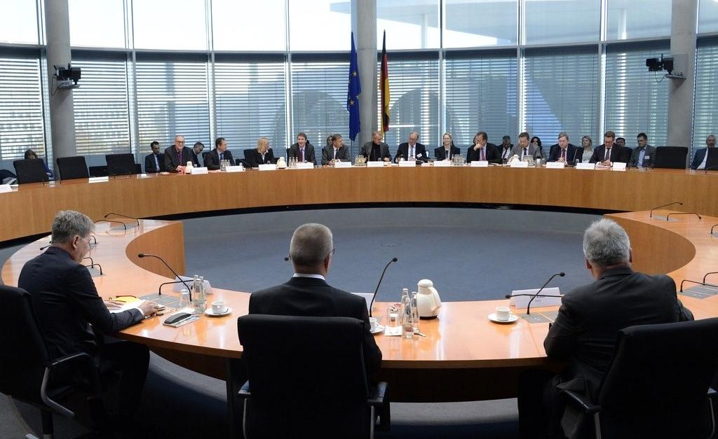 zur Vergrößerungsansicht des Bildes: Parlamentarischer Kontrollausschuss, Foto: Deutscher Bundestag / Achim Melde