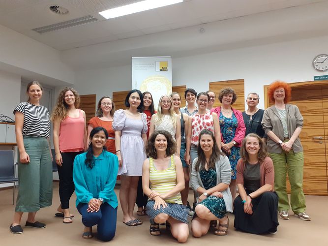 [Translate to English:] Das Bild zeigt Rektorin Beate Schücking mit Kolleginnen und Nachwuchsforscherinnen der Universität Graz am Rande der Podiumsdiskussion zum Thema „Wissenschaftlerin sein – Authentizität und Anpassung im hierarchischen System“.