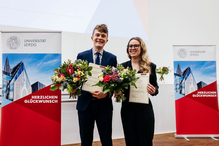 Der Wolfgang-Scheuffler-Forschungspreis für herausragende Seminararbeiten ging an Noah Seyller und Ann-Kathrin Voß. Foto: Christian Hüller.