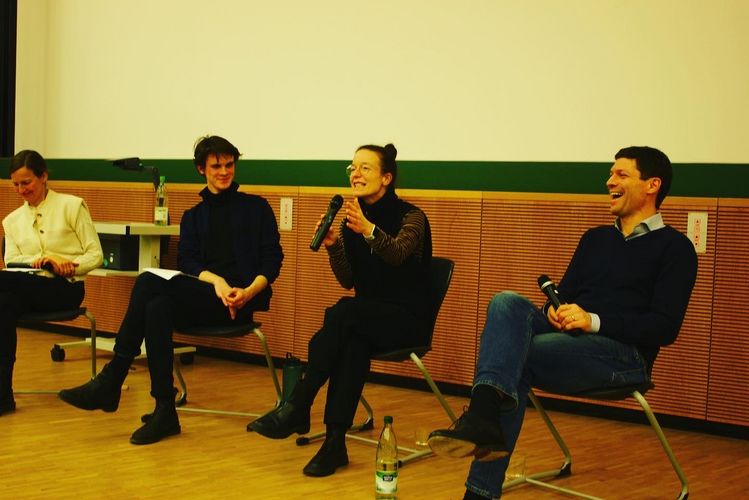 Auf dem Podium v.l.n.r.: Katrin Höffler, Janos Richter (Kritische Jurist:innen Leipzig), Kati Lang und Ronen Steinke, Foto: Anna Languth