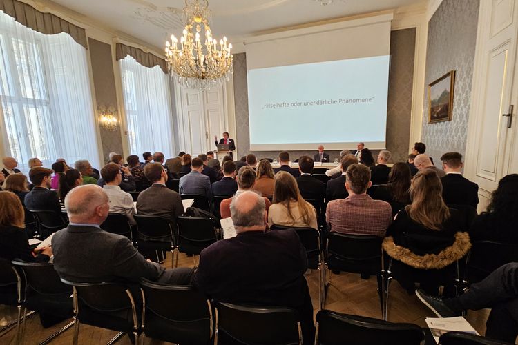 Prof. Dr. Hartmut Bauer hält einen Vortrag vor Tagungsteilnehmenden in Wien.