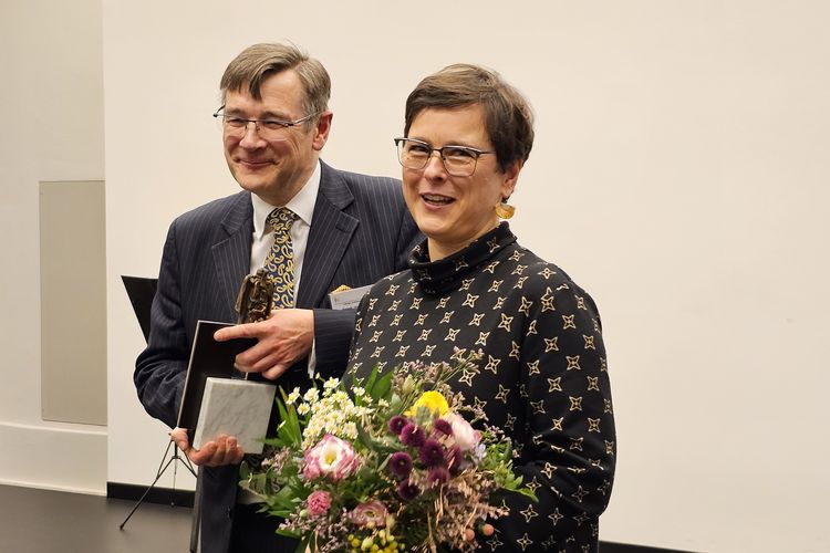 Frank Schäker, Vorsitzender des Leipziger Anwaltvereins, überreichte die Goldene Robe an Susette Jörk. Foto: Maria Garz.