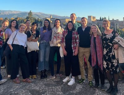 Teilnehmende des Seminars, v.l.n.r.: Louise Velsen, Foto: Roweena Madison, Isabella Fajardo Handrick, Muriel Eva Friedrich, Luisa Rogge, Sanja Steinwand, Amalia Lozano España, Prof. Dr. Stephanie Schiedermair, Elisabeth Jung, Prof. Dr. Konrad Duden, Nils Seidel, Emilie Larisch, Prof. Dr. Katharina Beckemper, Foto: Roweena Madison