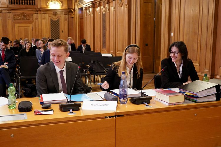 Das Team der Universität Heidelberg im Gerichtssaal des BVerwG. Foto: Aileen Schindler. 