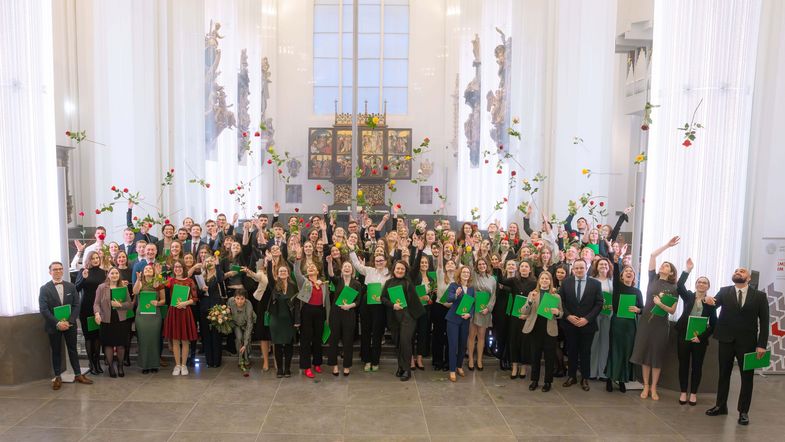 Gemeinsames Abschlussfoto der Absolventinnen und Absolventen. Foto: Swen Reichhold.