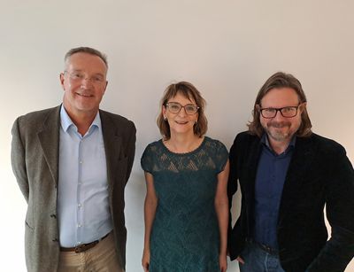 Foto zeigt die neue Dekanin sowie den neuen Prodekan und den neuen Studiendekan