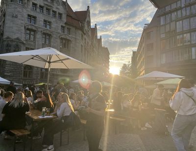 Bis in die Abendstunden feierten Studierende, Mitarbeitende und Professor:innen ein rauschendes Sommerfest. Foto: Laura Gebauer. 