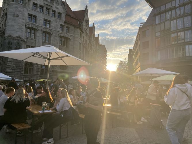 Bis in die Abendstunden feierten Studierende, Mitarbeitende und Professor:innen ein rauschendes Sommerfest. Foto: Laura Gebauer. 