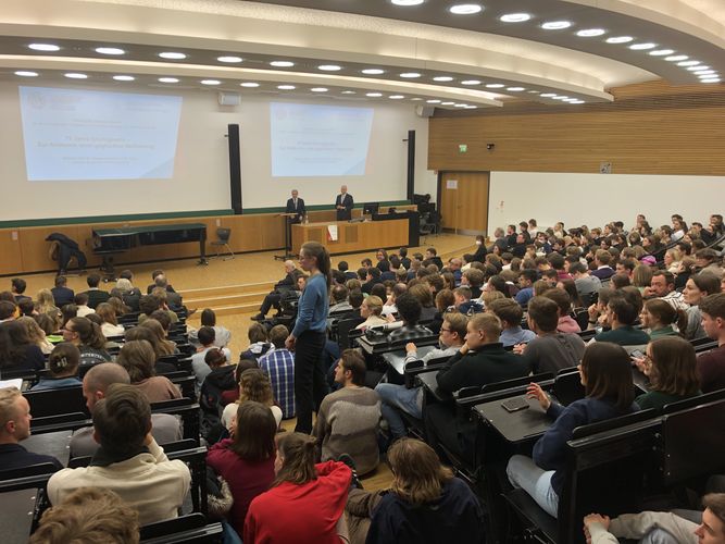 Im Vordergrund Publikum, im Hintergrund Prof. Uhle und Prof. Harbarth, Foto: Jonas Frederik Hartung