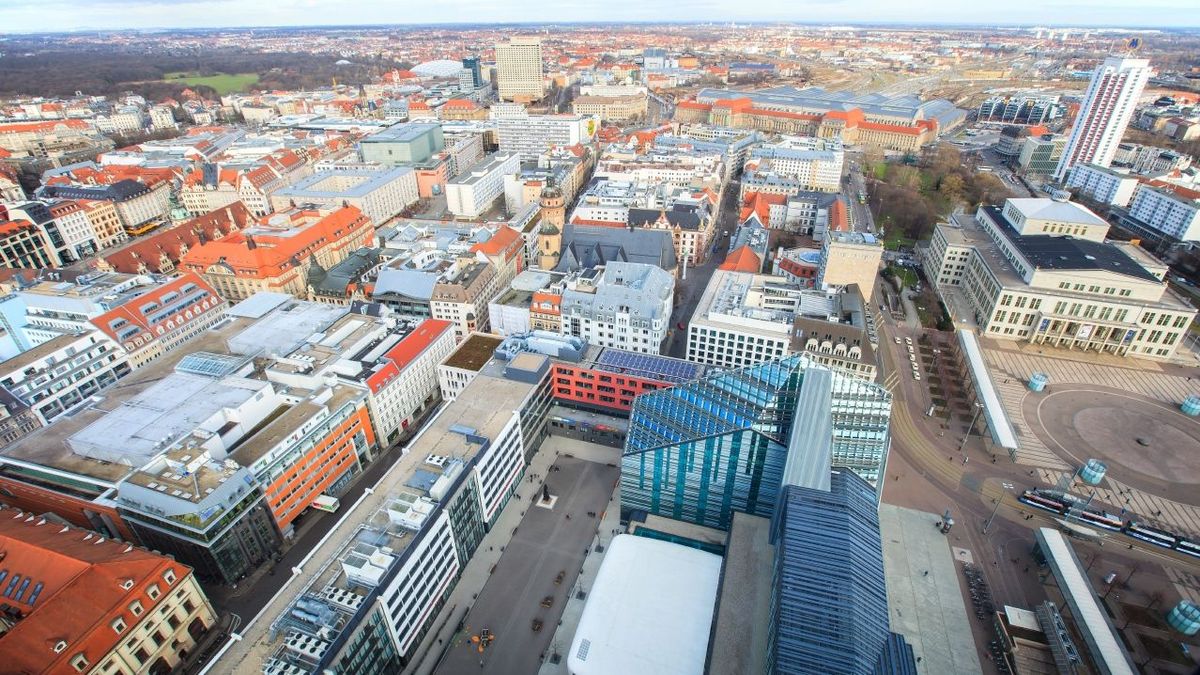 zur Vergrößerungsansicht des Bildes: Luftaufnahme der Innenstadt von Leipzig, mit dem Campus Augustusplatz, der Oper und dem Messehochhaus.