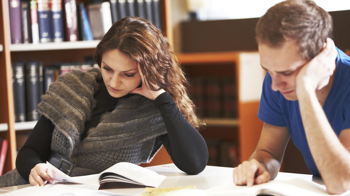 zur Vergrößerungsansicht des Bildes: Lernende in Bibliothek. Foto: Colourbox