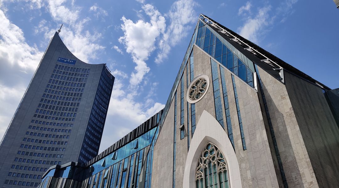 Die Fassade des Paulinums der Universität Leipzig, daneben der MDR-Turm im Zentrum Leipzigs.