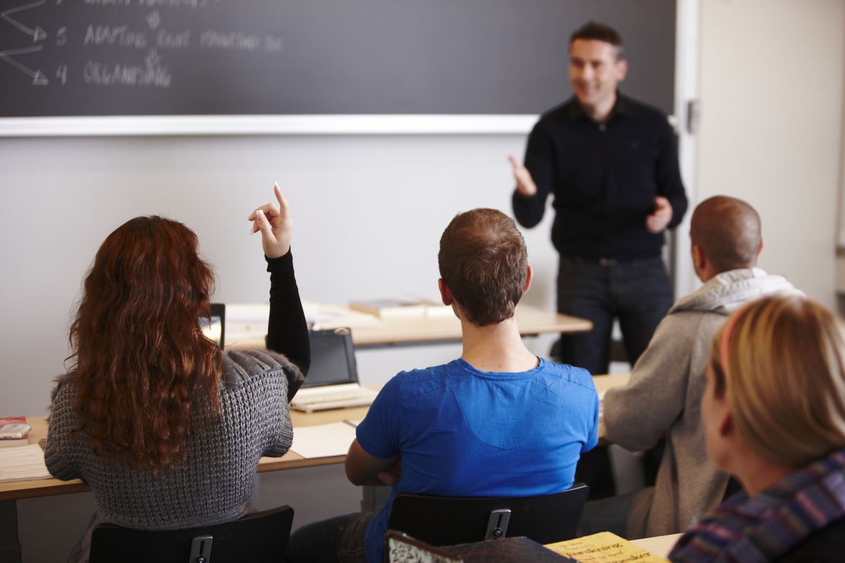 zur Vergrößerungsansicht des Bildes: Dozent im Seminar. Foto: Colourbox