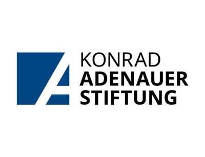 Logo der Stiftung: Großes "A" in weiß am rechten Rand eines dunkelblauen Quadrats; Rechts daneben in drei Zeilen in schwarz: KONRAD (dünngeschrieben), ADENAUER (fettgeschrieben), STIFTUNG (fettgeschrieben); Bild: Konrad Adenauer Stiftung