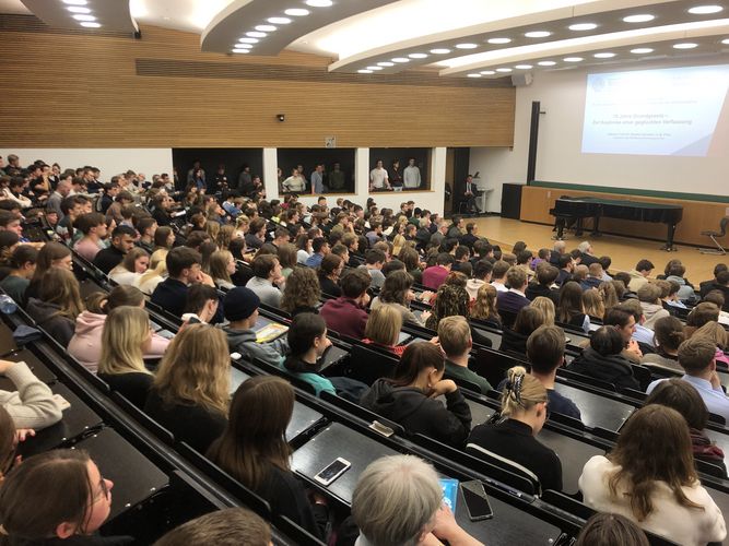 Schräg-seitliche Ansicht des Publikums, Foto: Jonas Frederik Hartung