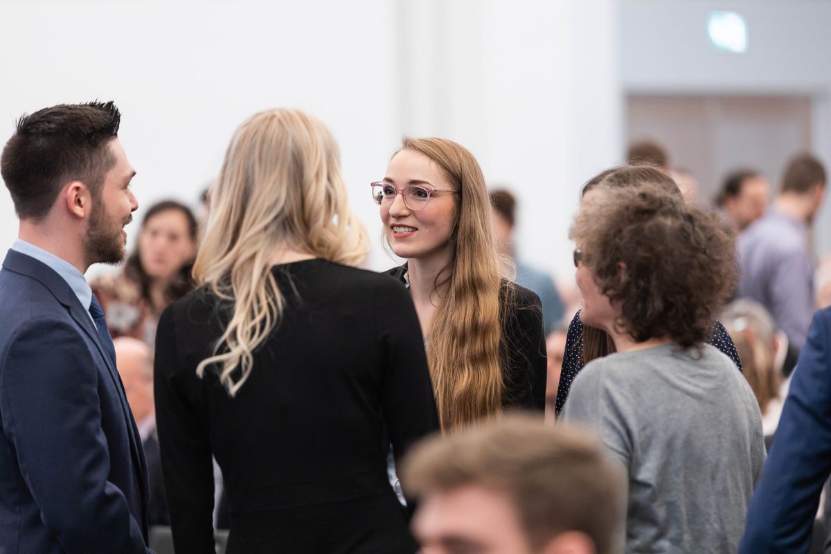 zur Vergrößerungsansicht des Bildes: Das Bild zeigt Studierende der Juritenfakultät im Gespräch, Foto: Christian Hüller