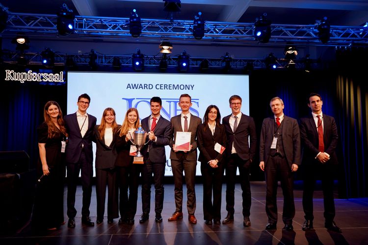 Das Gewinnerteam der Universität Heidelberg mit Jones-Day-Vertretern beim Championship Dinner. Foto: Aileen Schindler. 