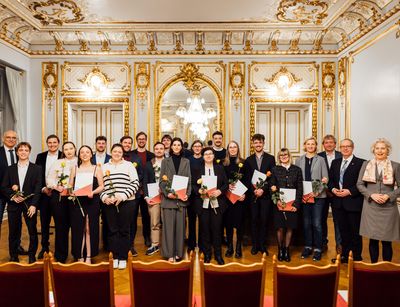Zu sehen sind als Gruppenfoto die Preiträger:innen der Universitätsgesellschaft 20234/24-