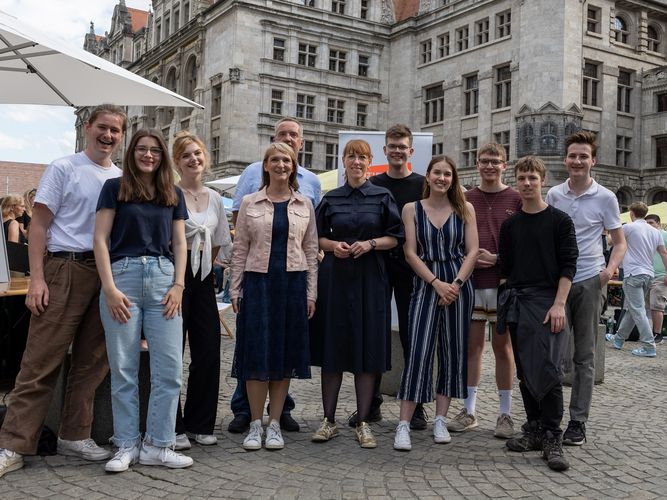 Danke an alle Organisator:innen. In der Mitte: Dekanin Prof. Dr. Katharina Beckemper, Studiendekan Prof. Dr. Justus Meyer, Justizministerin Katja Maier. Foto: Daniel Meißner, SMJusDEG. 