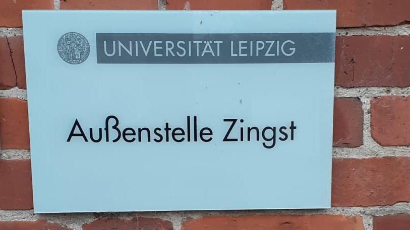 zur Vergrößerungsansicht des Bildes: Das Türschild an der Außenstelle der Universität 