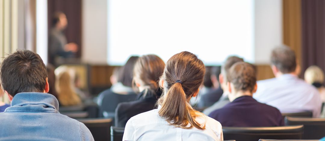 Menschen im Hörsaal während eines Vortrages