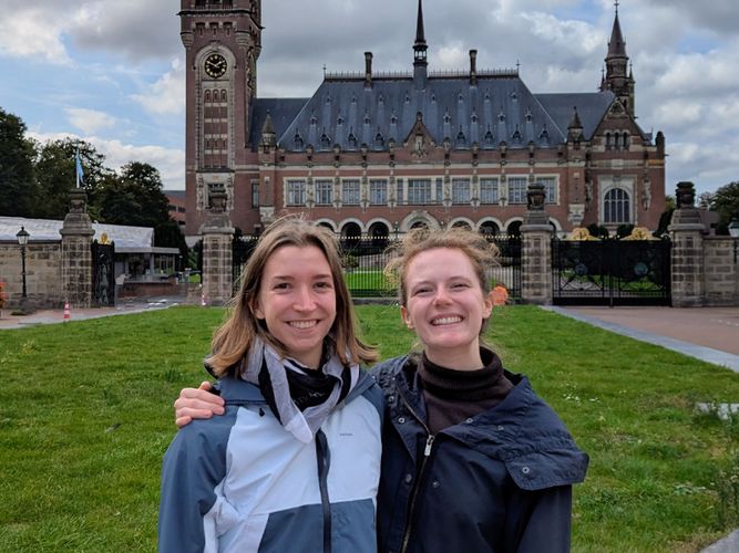 Josephine Götze (li) und Marie Kolb vor dem IGH in Den Haag. Foto: Marie Kolb.