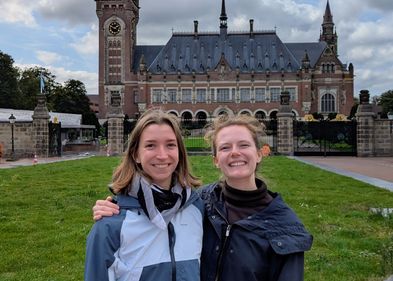 Josephine Götze (li) und Marie Kolb vor dem IGH in Den Haag. Foto: Marie Kolb.