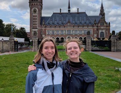 Josephine Götze (li) und Marie Kolb vor dem IGH in Den Haag. Foto: Marie Kolb.