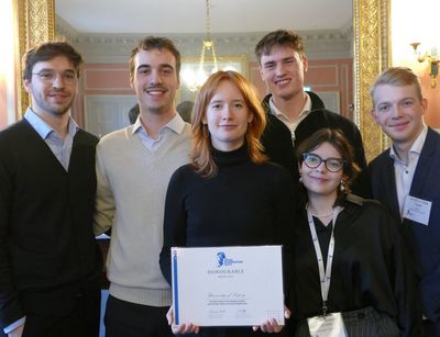 Das Leipziger Team beim Cross-Examination Moot Court 2024. v.l.n.r.: Elias Drees (Coach), Paul Zipprich, Ellen Drewes, Carl Friedrich Günther, Eugenia Anastasia Cerches, Jonathan Elias Vogel (Coach). Foto: LS Prof. Berger.