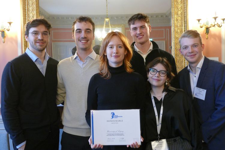 Das Leipziger Team beim Cross-Examination Moot Court 2024. v.l.n.r.: Elias Drees (Coach), Paul Zipprich, Ellen Drewes, Carl Friedrich Günther, Eugenia Anastasia Cerches, Jonathan Elias Vogel (Coach). Foto: LS Prof. Berger.