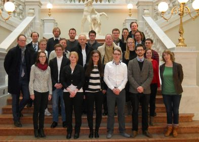 Peer Steinbrück und die Teilnehmer seines Seminars
