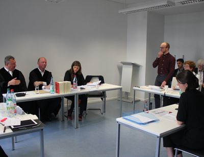 Studierende bei einer simulierten Gerichtsverhandlung, Foto: Johanna Moehl