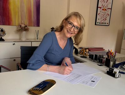 Prof. Dr. Katharina Beckemper bei der Unterzeichnung der Gründungsunterlagen des Zentrums für Strafrechtsvergleichung Leipzig. Foto: Notariat Dr. Freier.