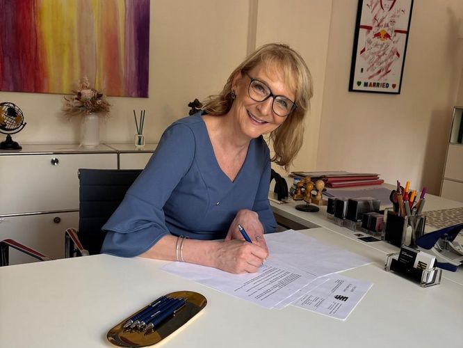 Prof. Dr. Katharina Beckemper bei der Unterzeichnung der Gründungsunterlagen des Zentrums für Strafrechtsvergleichung Leipzig. Foto: Notariat Dr. Freier.